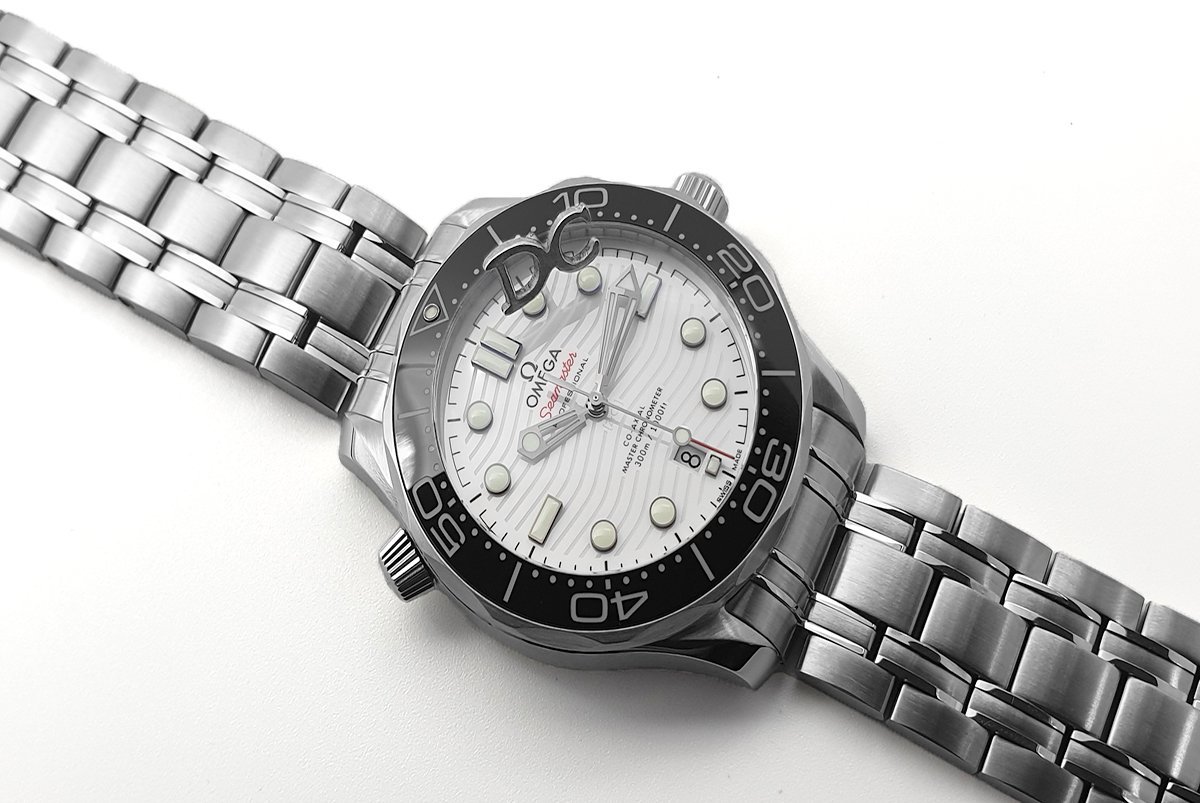 Seamaster Diver 300M Omega Co-Axial Master Chronometer 42mm White Dial with Black Bezel